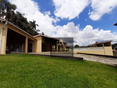 Excelente Chácara À Venda Em Santana De Parnaíba. Com 3 Dormitórios, Churrasqueira E Piscina. - Ch0023
