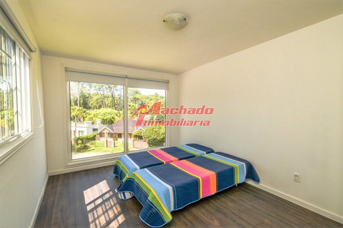 Casa De Seis Dormitorios En Venta - Playa Mansa - Ref: 5438