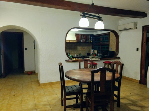 Venta Chalet 5 Amb Excelente-piscina-quincho-parque-cochera-parque-permuta-barrio El Grosellar