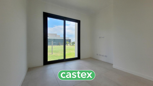 Casa A La Venta De 5 Ambientes En El Barrio Santa Ana En Villanueva.