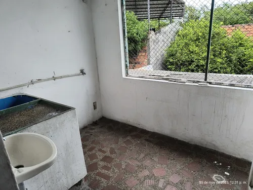 Casa Rentable Con 2 Apartamentos Y Un Local