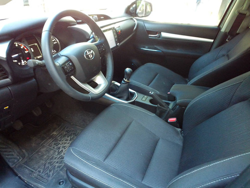 Imagen 11 de 15 de Toyota Hilux 2022 2.4 Cd Sr 150cv 4x2