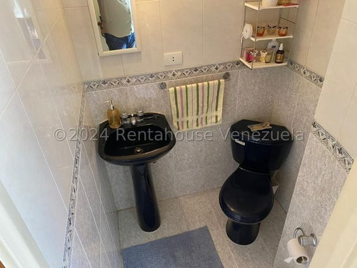Townhouse En Venta Remodelado Urbanización Santa María Los Teques