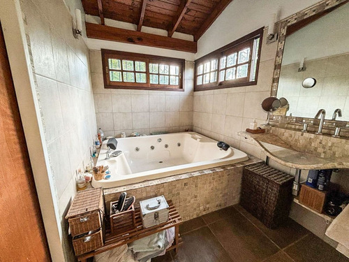 Venta Casa 6 Ambientes C/dep. Barrio Los Jazmines