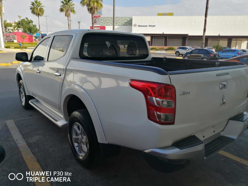 Imagen 2 de 12 de Mitsubishi L200 2018 2.4 Cabina Doble 4x2 Mt