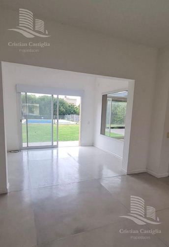 Casa En Venta San Isidro Labrador - 5 Ambientes Con Dependencia De Servicio