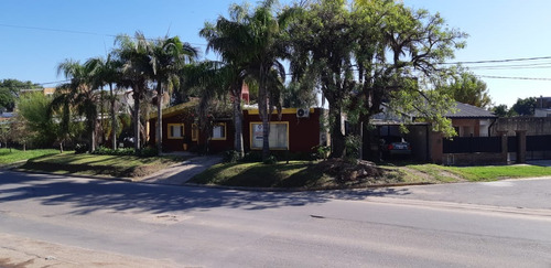 En Venta!! Amplia Casa Sobre Av. J. Newbery!