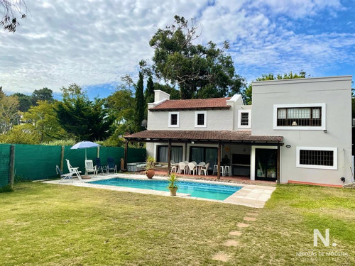 Casa En Barrio Marly, De 4 Dormitorios En Agradable Entorno.