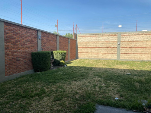Hermosa Y Cómoda Casa En Venta En Calimaya.