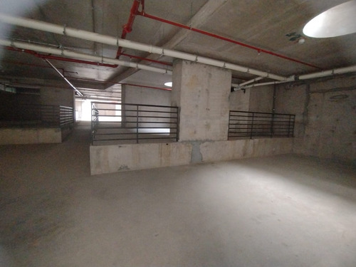 Increíble Local Comercial De 974m2 En Arriendo En Vitacura.