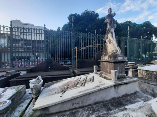 Vendo Jazigo Perpétuo No Cemitério São João Batista, Ótima Localização, Bela Escultura E Adornos