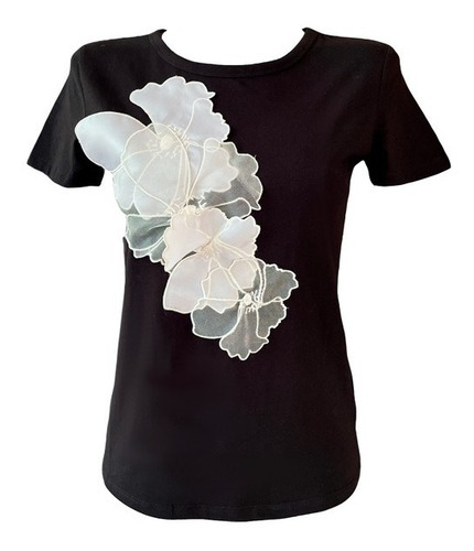 Camiseta Con Flores Aplicadas.