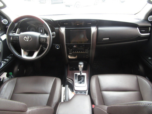 Imagen 5 de 15 de Toyota Fortuner Srv