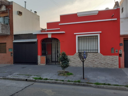 Casa En Venta 3 Amb. Ubicada En Lomas Del Mirador 