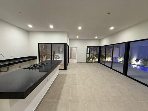 Casa En Venta En Exclusivo Desarrollo De Cholul, Merida.