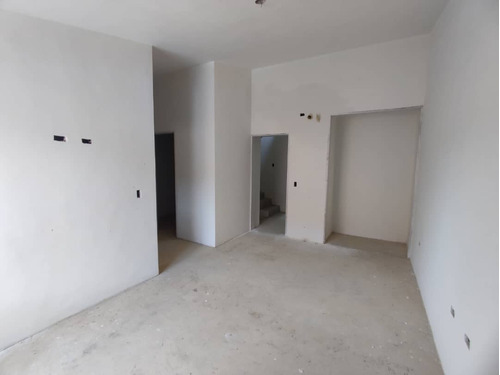 En Venta Townhouse De 3 Niveles En Terrazas De Camoruco, Valles De Camoruco, Valencia Edo. Carabobo. Bc