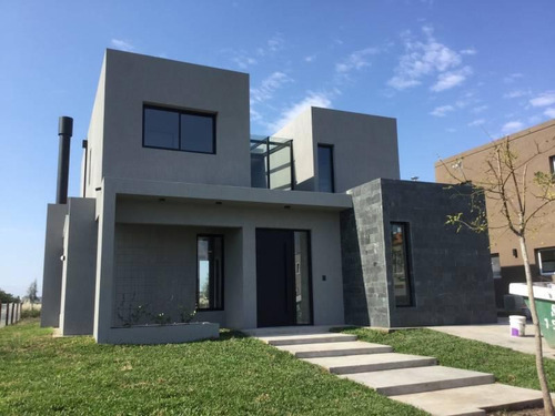 Imagen 3 de 30 de Casa En Construcción De Muy Buen Diseño Y Calidad Constructiva!!! En Venta Con Renta!
