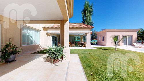 Venta Casa De 5 Dormitorios En Miralagos