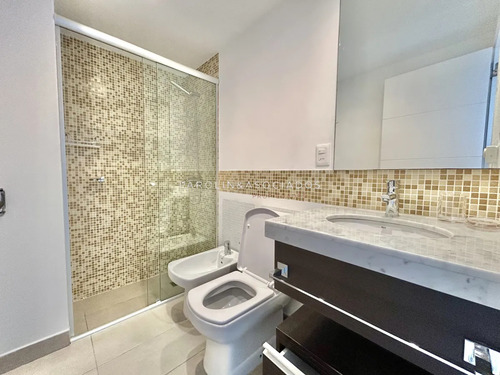 Apartamento En Venta De 2 Dormitorios En Icon Tower, Punta Del Este.