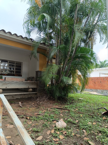 La Floresta, Casa Para Remodelación N Su Totalidad O Demoler Y Construir Una Nueva, Ya Que Tiene Excelente Terreno