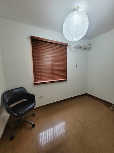 Cómoda Casa De Uso Residencial O Comercial, En Plena Av. Bolívar De Lechería