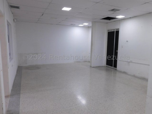 Gisselle Lobo Vende Espectacular Local En Barquisimeto 370 Metros Acabados De Lujo Pisos De Porcelanato Tanque Subterraneo 15 Mil Litros Alto Trafico Area De Oficinas Baño Pisos De Granito 2 4 2 3 5 3