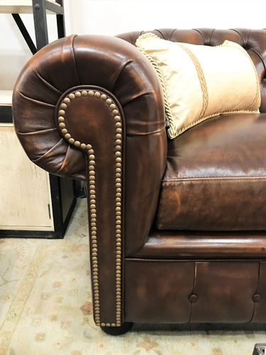 Sofá Modelo Chesterfield De 3 Cpos. En Cuero Vacuno.