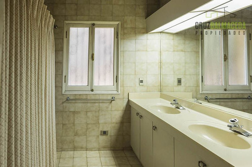 Casa En Venta De 4 Dorm. En Las Condes