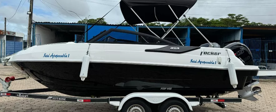 Lancha Focker 212 Mercury 150hp 4t (11 Hrs ) / Carreta