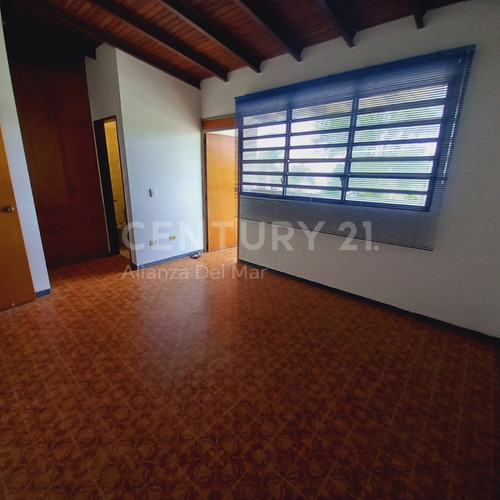 Imagen 13 de 24 de Hermoso Town House En Longa España Con Vista Al Mar, Piscina Privada Y Gran Potencial De Remodelación.