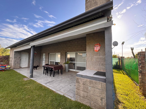 Venta - Casa De Un Dormitorio Con Galería Y Pileta En Punta Chacra, Roldan