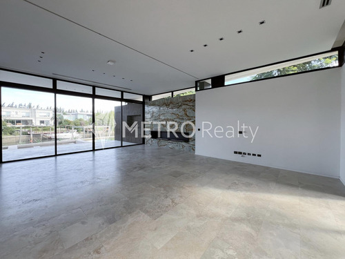 Casa En Venta Con 4 Suites Y Amarra En El Yacht, Nordelta