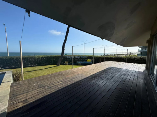 Excelente Chalet Sobre Primera Línea Con Vista Directa Al Mar