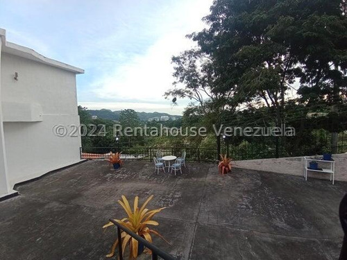 Hermosa Casa Con Estilo Moderno, De Dos Niveles, Cuenta Con Hall De Entrada, Sala De Estar, Tres Dormitorios Con Baños Y Vestier , Una Habitación Solo Con Baños, Un Medio Baños, Family Room