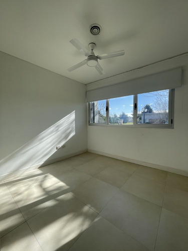 Luminosa Propiedad En Venta, Brickland, Canning.