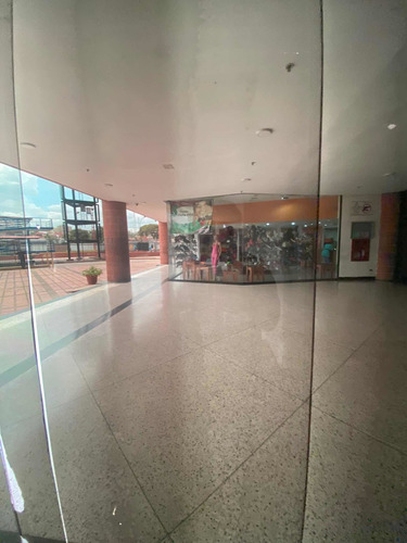 Imagen 8 de 13 de Mejor Punto Comercial Del C Comercial Paseo Tuy Para Bodegón