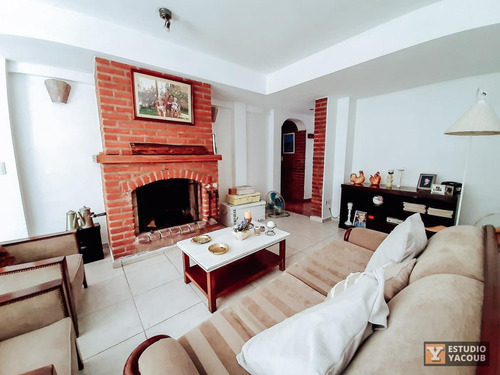 Casa 3 Dormitorios 3 Baños 2 Cocheras 1 Patio 196 Mts 2 Totales - Manuel B Gonnet