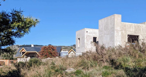 Oportunidad En Tandil, Venta De Excelente Terreno! Con Una Vista Única A Las Sierras, Arbolado, En El Barrio Golf - Los Cardos, Sobre Asfalto, Escrituración Inmediatal