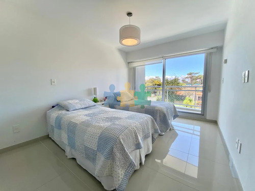Apartamento En Venta Sunrise Tower 2 Dormitorios Mas Servicio Punta Del Este - Ref : Eqp5692