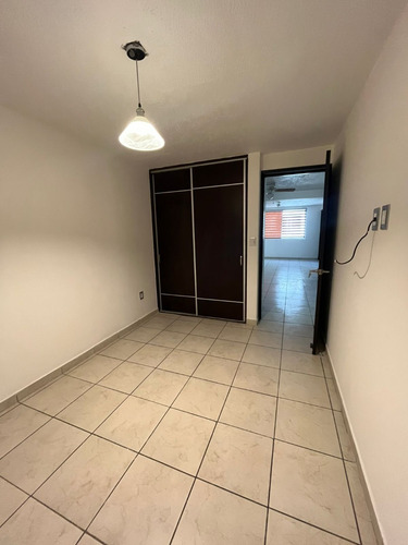 Departamento En Último Piso Sobre Eje Central