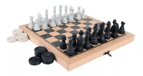 Jogo de xadrez e damas em madeira