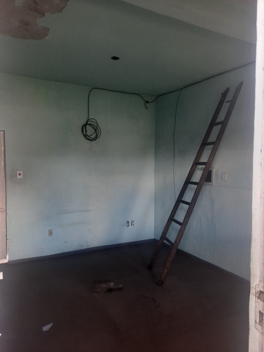 Casa Em Madureira Com Comércio Embaixo Com Banheiro E Casa