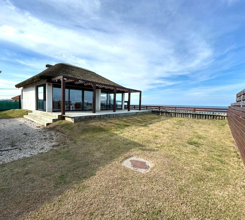 Inmobiliaria Costa Azul Vendea Casa De 2 Dormitorio Y 3 Baños En Zona De Costa Azul Con Excelente Vista Al Mar