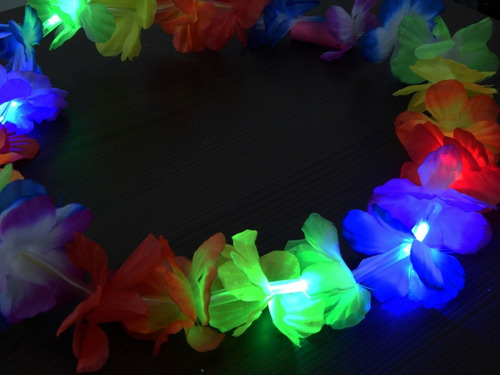 Imagen 3 de 10 de Collar Led Hawaiano X1 Flores Luminoso Hawaiana Cotillon Led