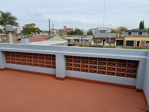 Excelente Ubicación Casa De 2 Plantas Importe Parque Jardín Al Frente Toma De Dpto Chico Como Parte De Pago