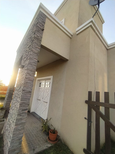 Imagen 2 de 30 de Venta Casa Moderna, Barrio Laguna Azul