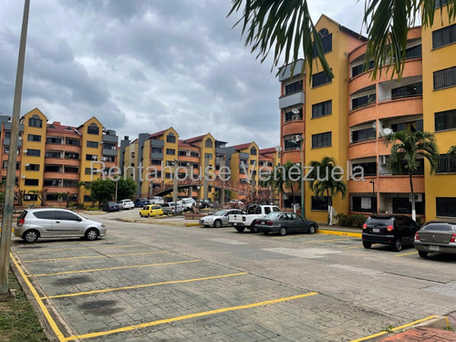 Ms Cómodo Apartamento De 3 Habitaciones, Con Closet, Tanque De Agua Y Bomba De Agua, Balcón Cerca Del Portón , Excelente Condominio Y Vigilancia Cerca De La Ujap . Semi Amoblado. Poblado San Diego