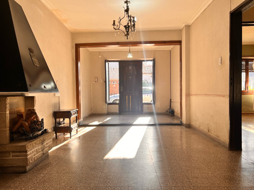 Casa En Venta | 2/3 Dormi - Quincho Y Parrilla | 33 E/ 24 Y 25 - La Plata