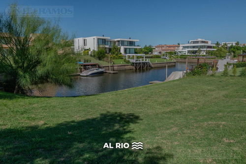 Excelente Lote Al Río En Venta En El Yacht