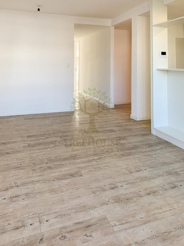 Venta Con Renta De Apartamento 2 Dormitorios Con Patio, Terraza, Gge Y Box En Malvín